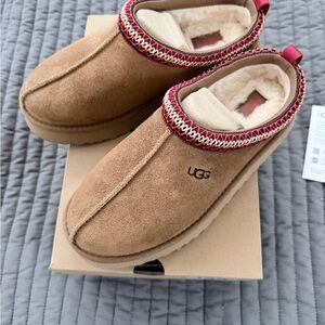 UGG Taz Mule in Chestnut with dark pink Trim